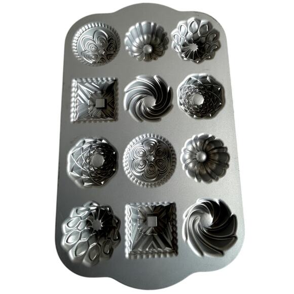 Nordic Ware Bundt Charms Pan - Picture 5 of 8